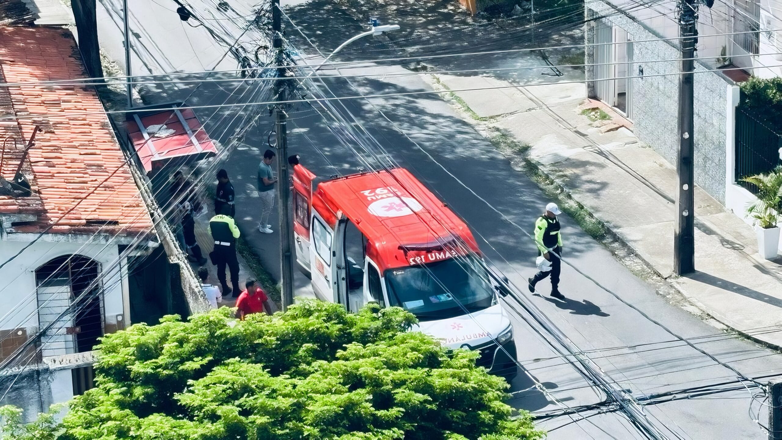 Colisão entre moto e carro deixa dois feridos em Casa Amarela, no Recife