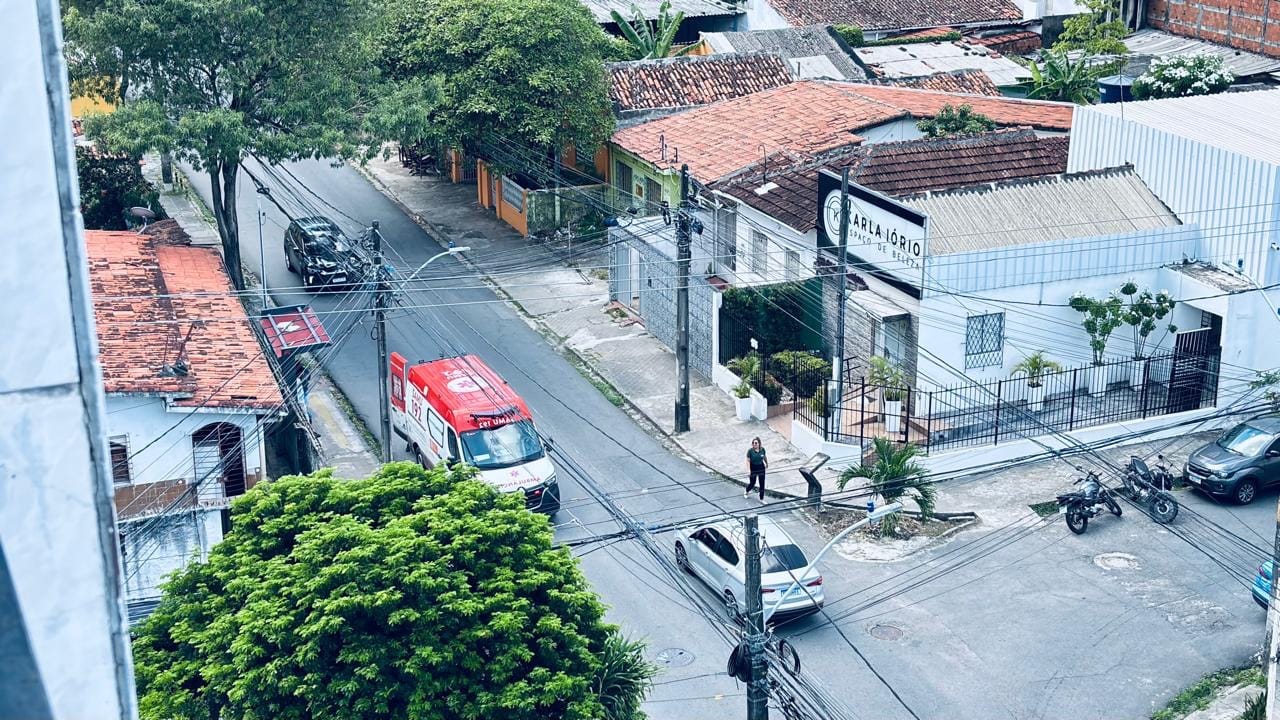 Ambulância e veículos em cruzamento de Casa Amarela, na Zona Norte do Recife, após colisão