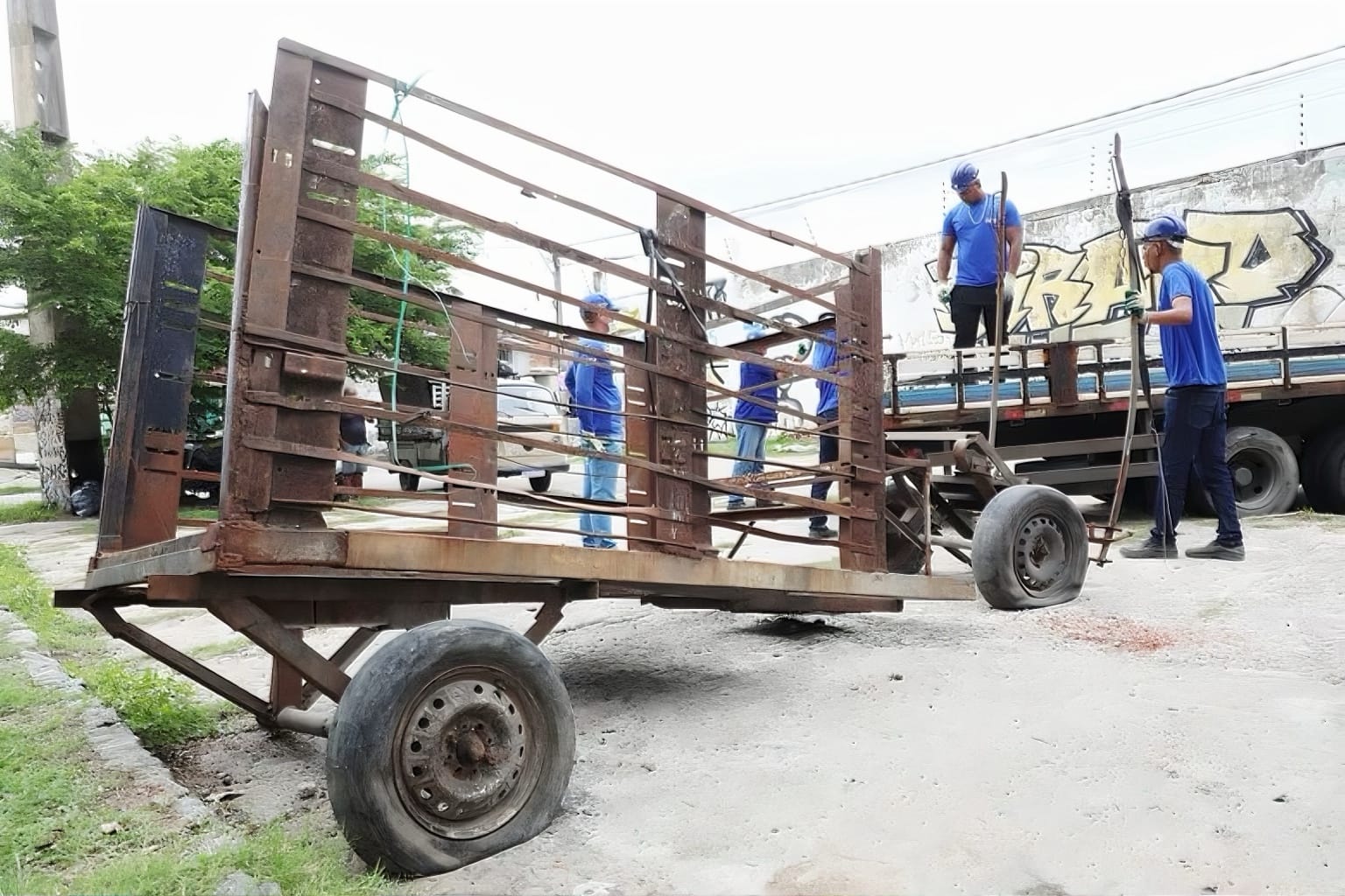 Indenização carroceiros: equipe remove carroça durante ação do programa de retirada da tração animal no Recife