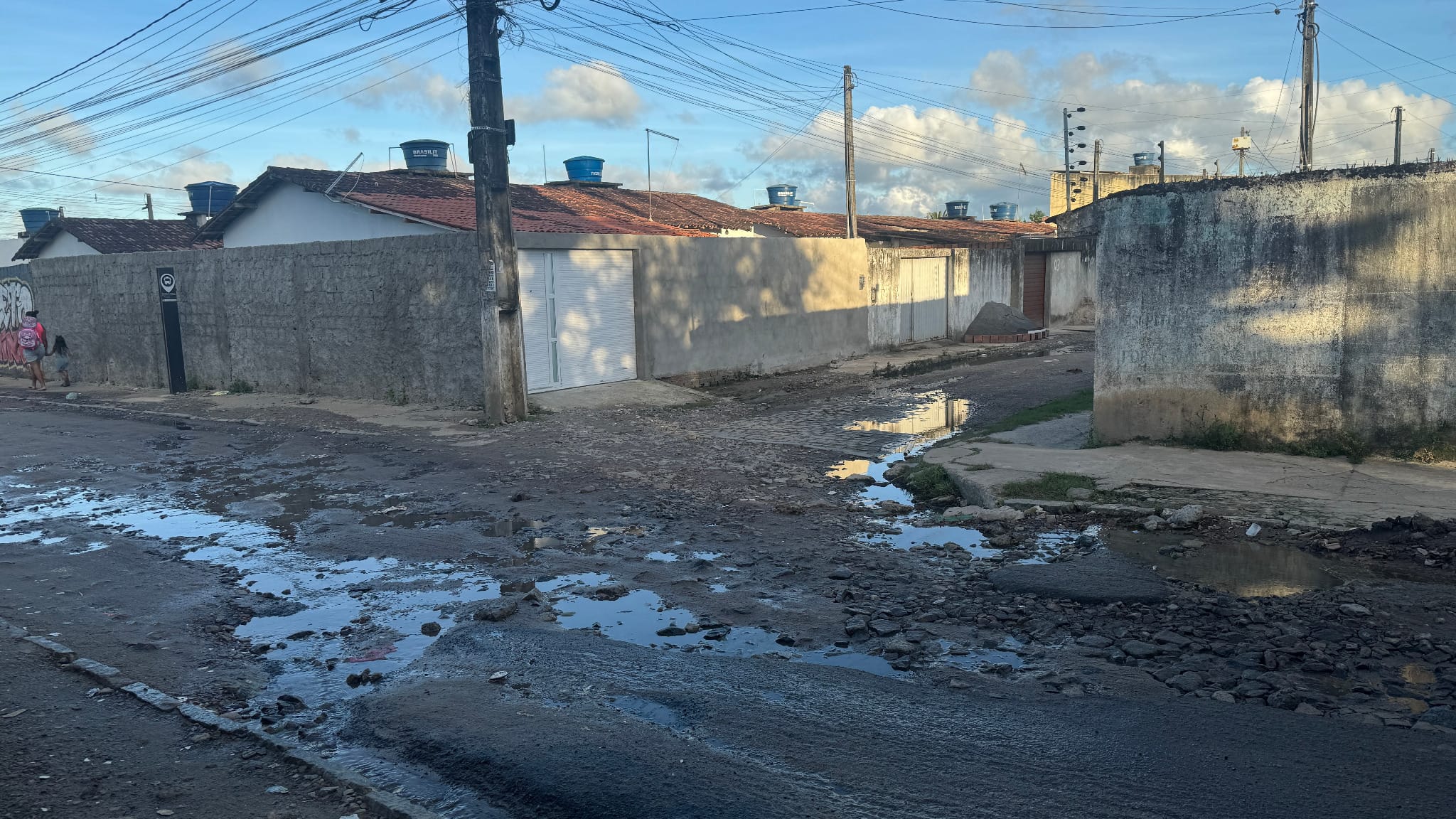 Prefeitura faz reparo paliativo após queixas em via de Igarassu