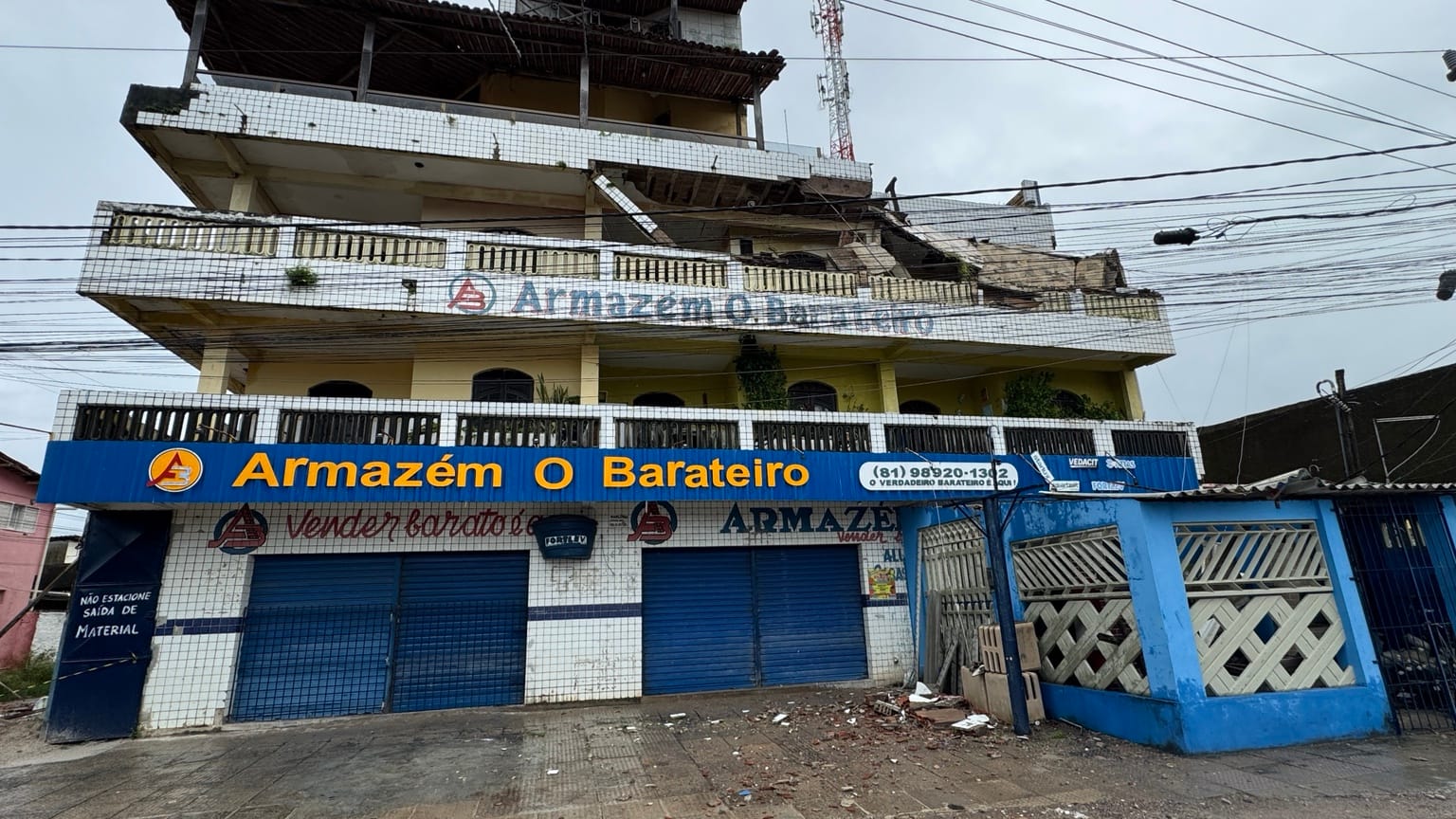 Estrutura foi parcialmente destruído acima de armazém comercial no bairro do Pilar, em Itamaracá