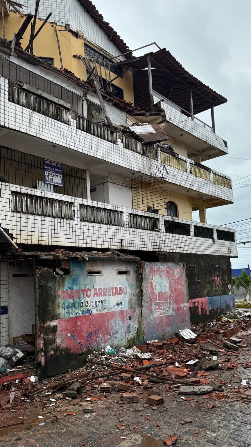 condomínio desaba parcialmente no bairro do Pilar, em Itamaracá, com entulhos espalhados após colapso da estrutura