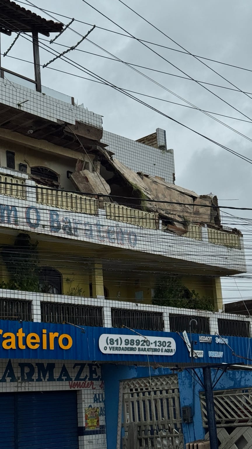 Imóvel desaba parcialmente no bairro do Pilar, em Itamaracá, com fachada destruída após colapso estrutural