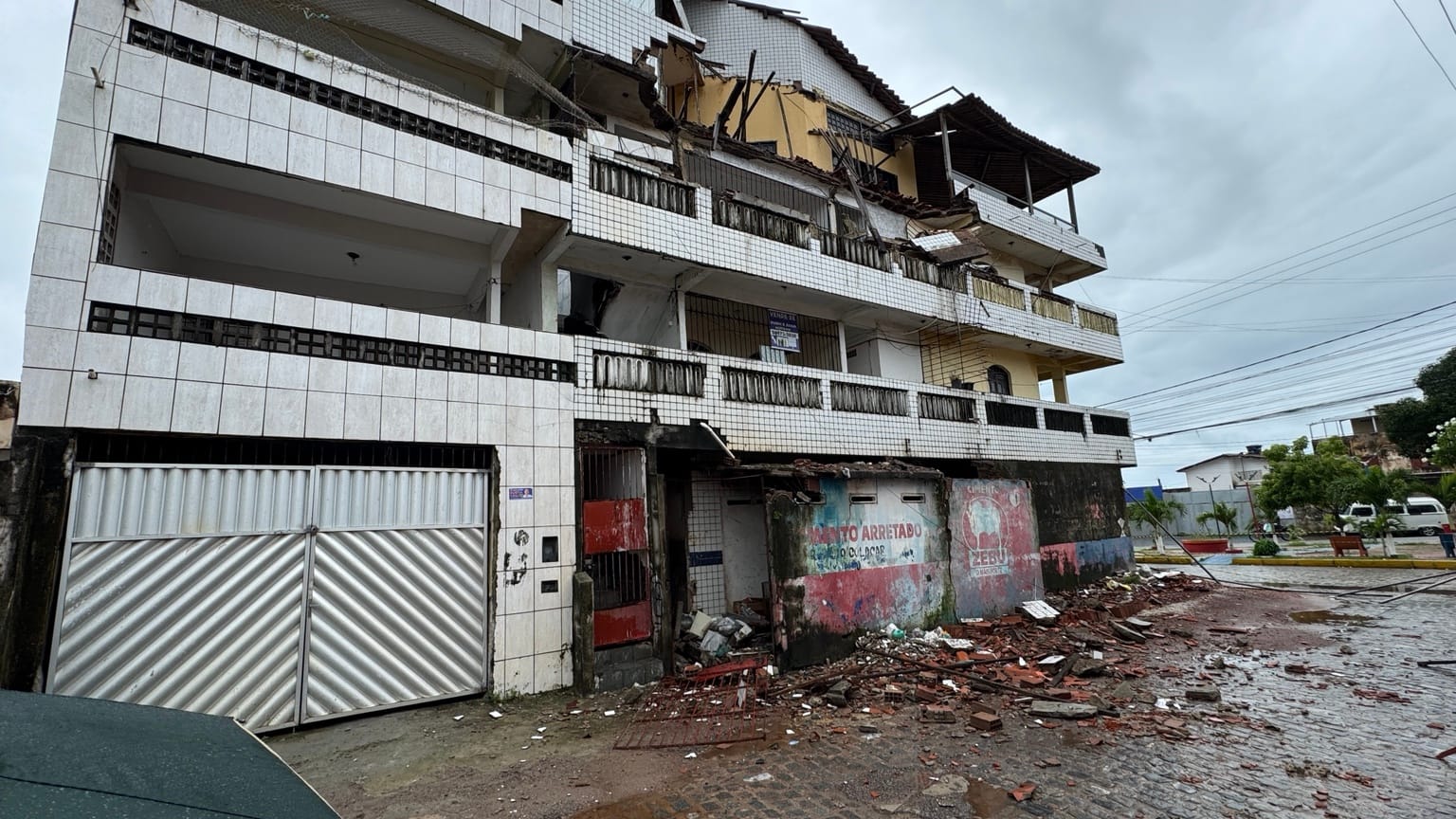 Condomínio desaba parcialmente no Pilar, em Itamaracá, e assusta moradores