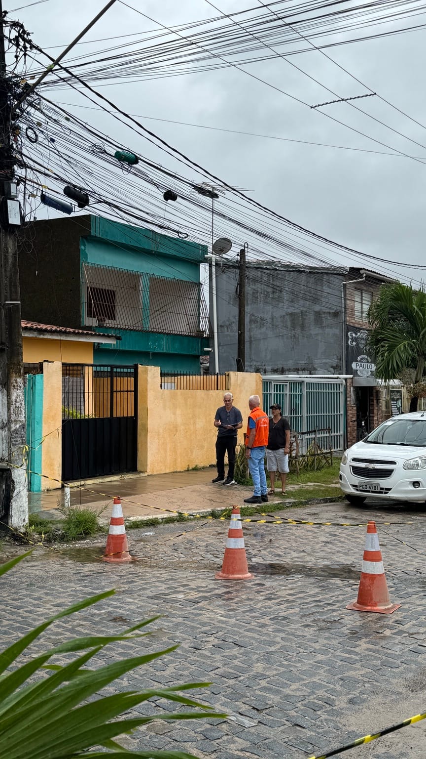 Defesa Civil realiza isolamento de área após desabamento de condomínio no bairro do Pilar, em Itamaracá