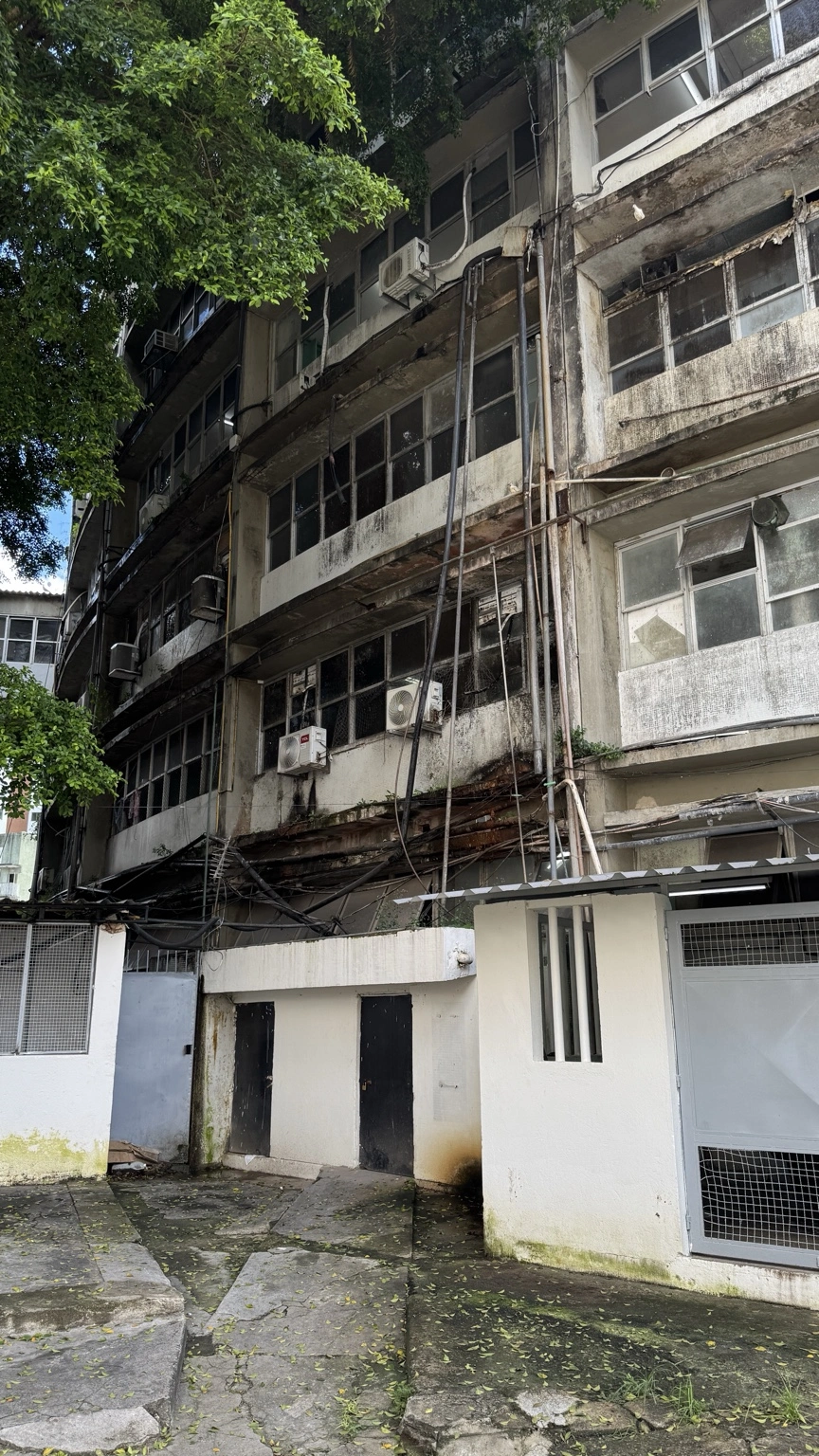 Tubulações enferrujadas e infiltrações em área externa de prédio hospitalar