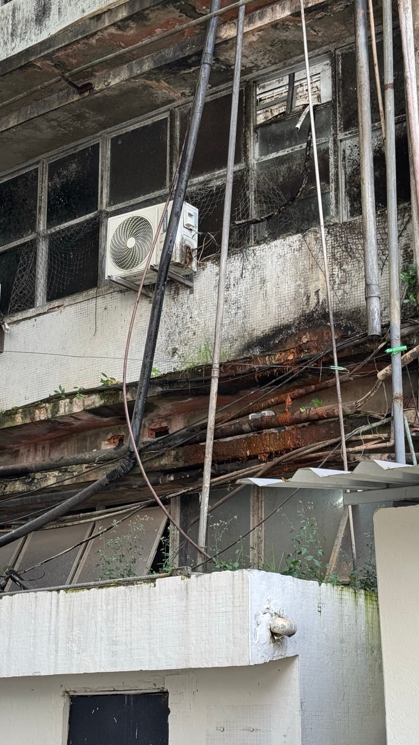 Área cercada por tapumes durante obras e intervenções estruturais em unidade de saúde