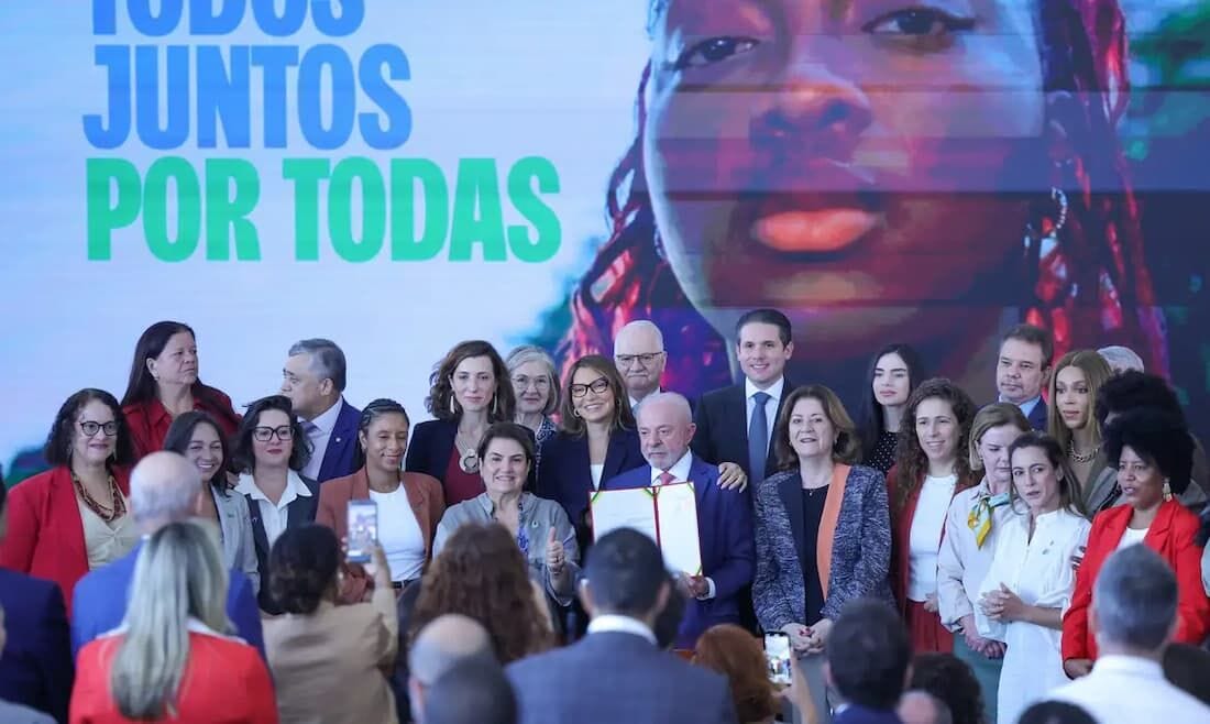 Mulheres na internet são foco de pacote do governo para reforçar proteção digital e combater ataques online.