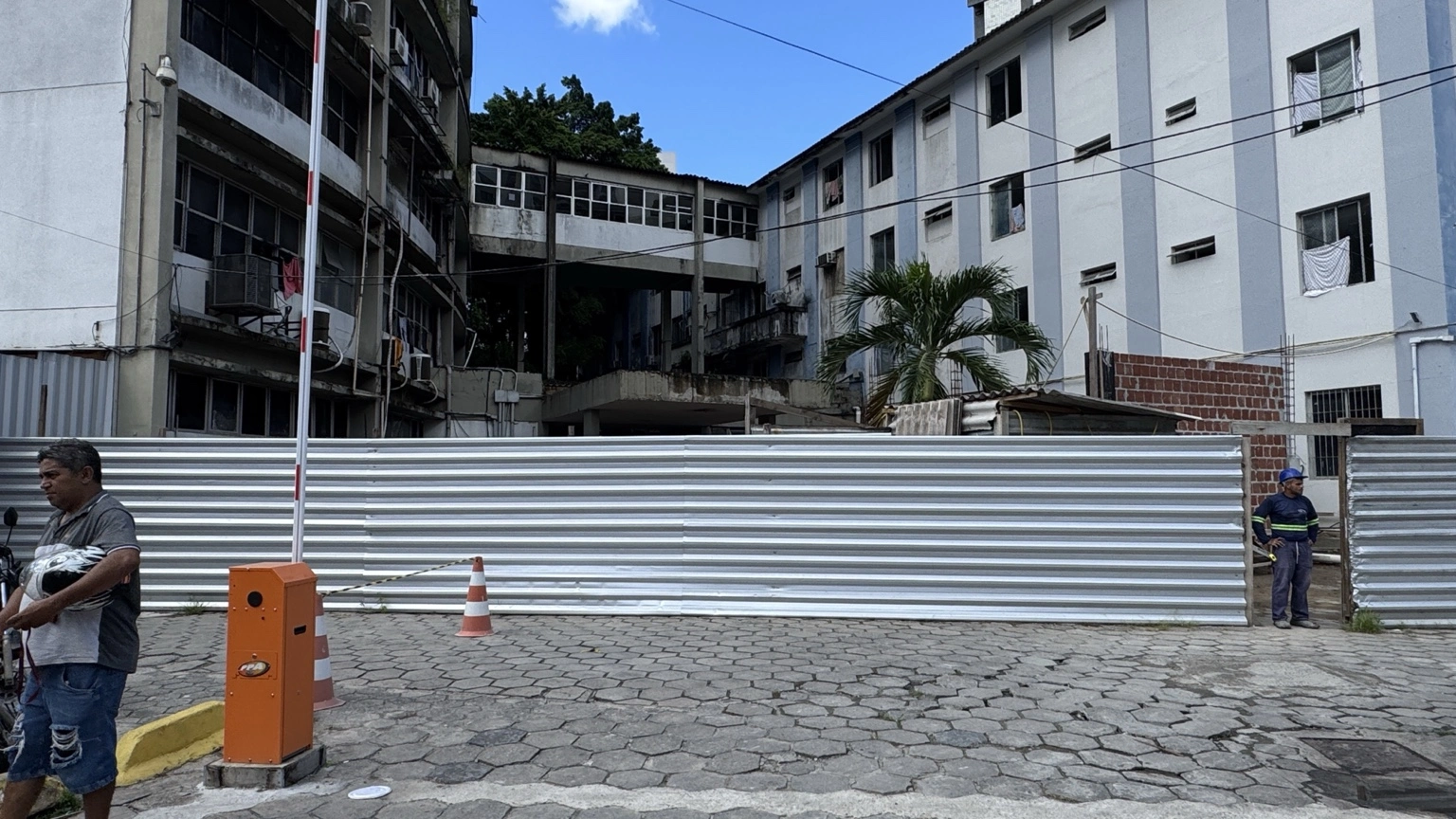 Hospital Agamenon Magalhães com tapumes isolando área de intervenção estrutural no Recife