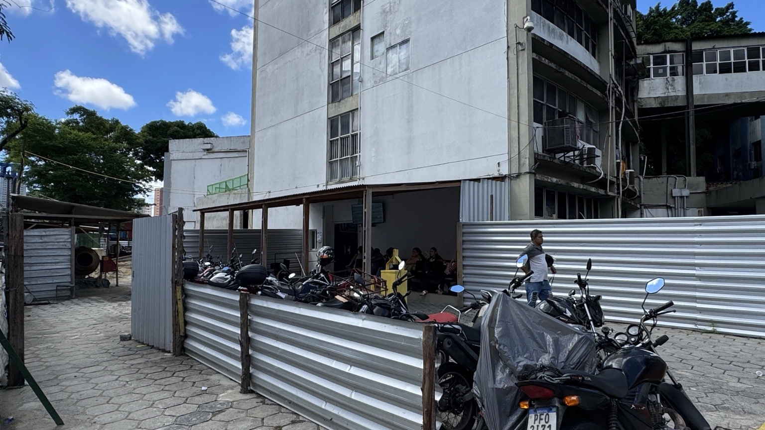 Reformas em andamento no Hospital Agamenon Magalhães com setores isolados para obras