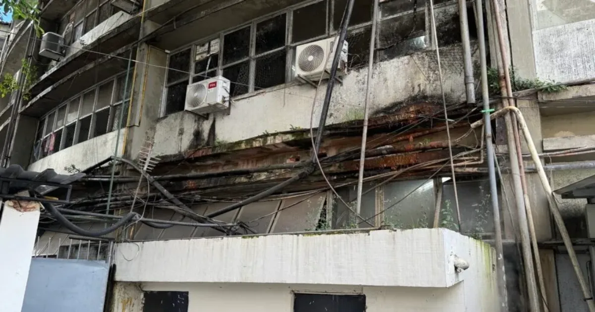 Reforma Hospital Agamenon: imagem mostra desgaste externo durante obras no Recife
