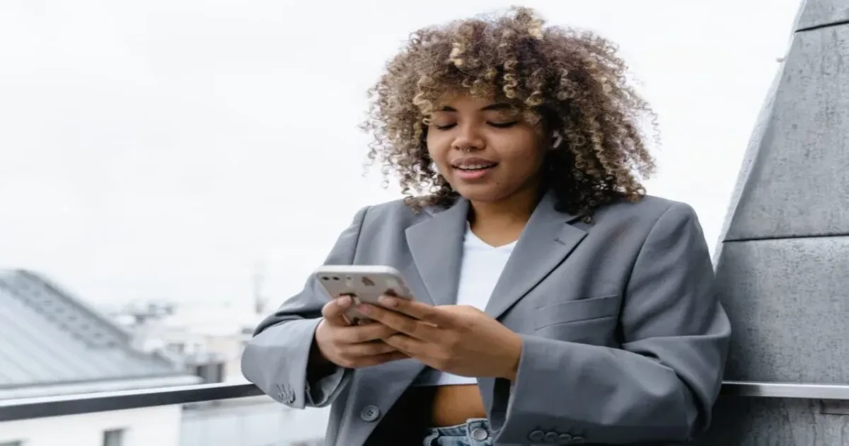 Jovens usam IA como companhia e acendem alerta social