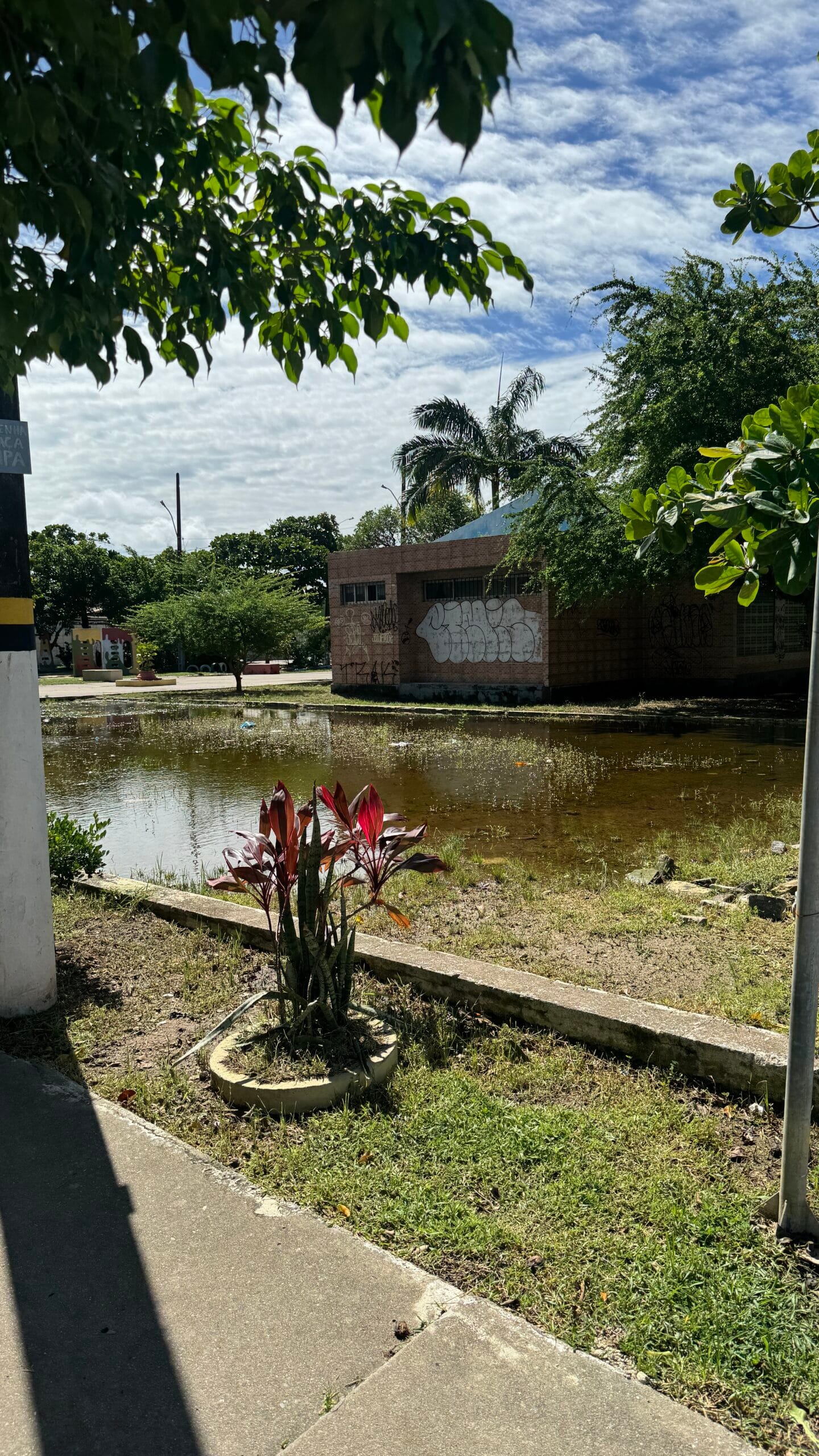 Praça alagada em Rio Doce, Olinda, com grande volume de água acumulada próximo a área de convivência