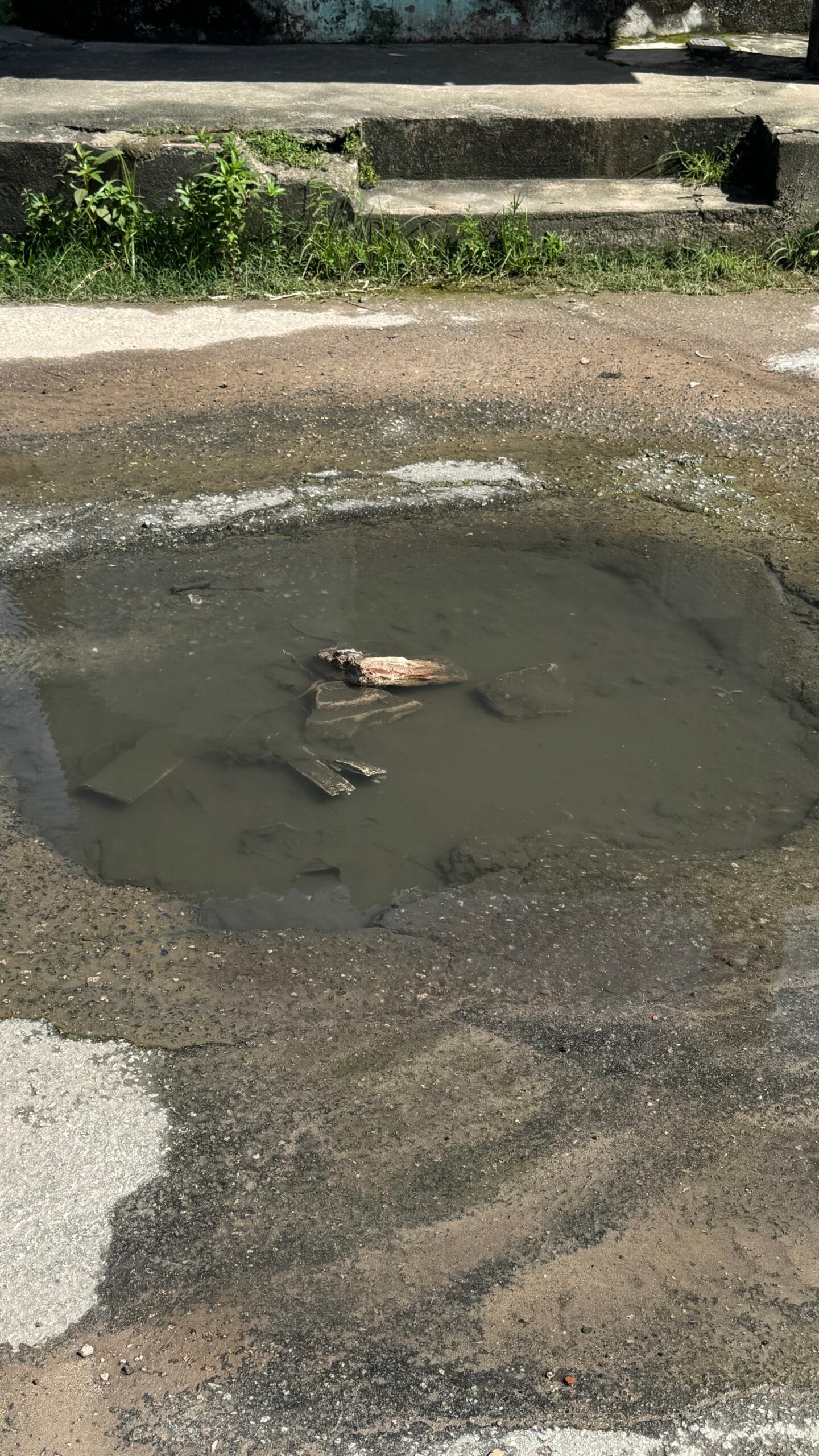 Buraco com água acumulada na Rua das Tulipas em trecho localizado em Rio Doce, Olinda.