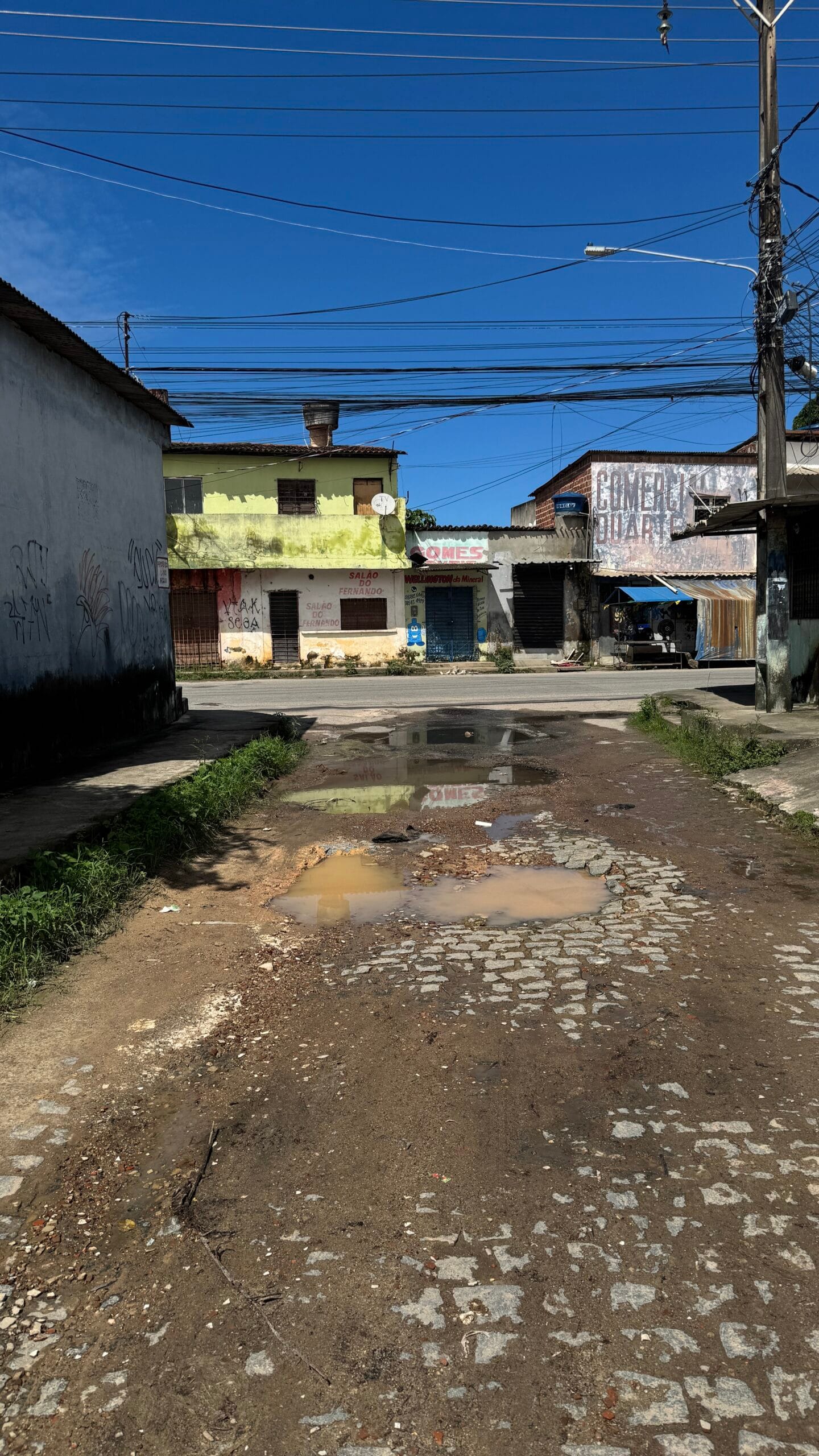 Local apresenta buracos, desgaste do calçamento e pontos de água acumulada em Rio Doce, Olinda.