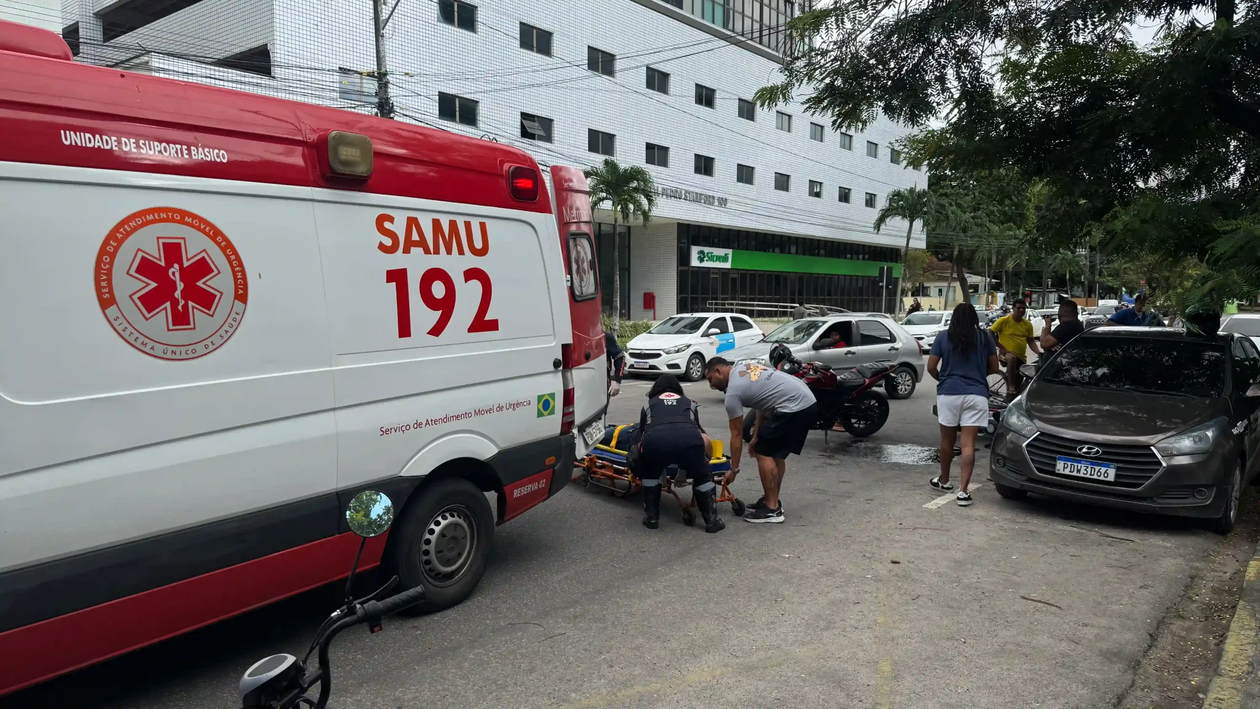 Acidente na Avenida Lins Petit deixa motociclista ferido no Recife