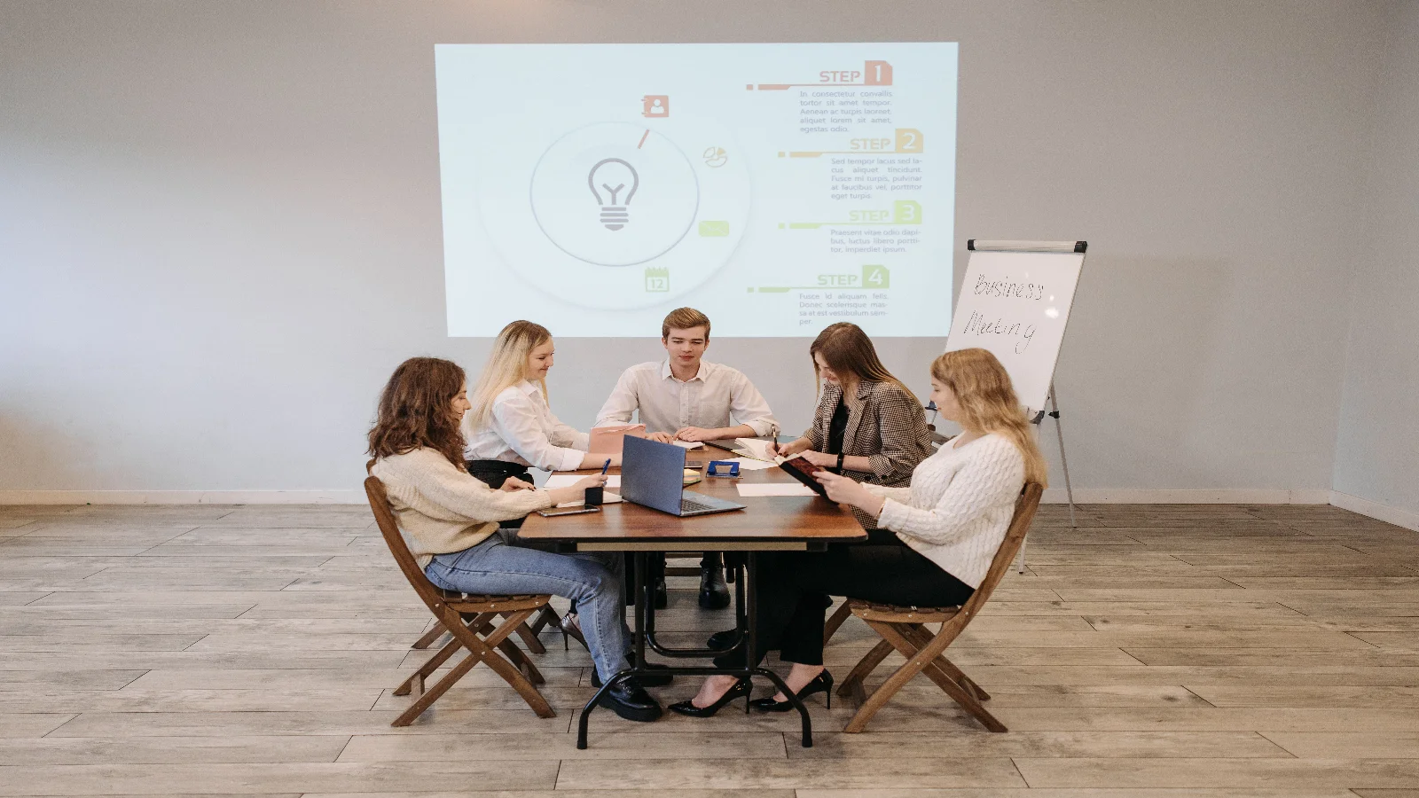 Equipe reunida em sala de trabalho para organizar tarefas, projetos e próximas etapas