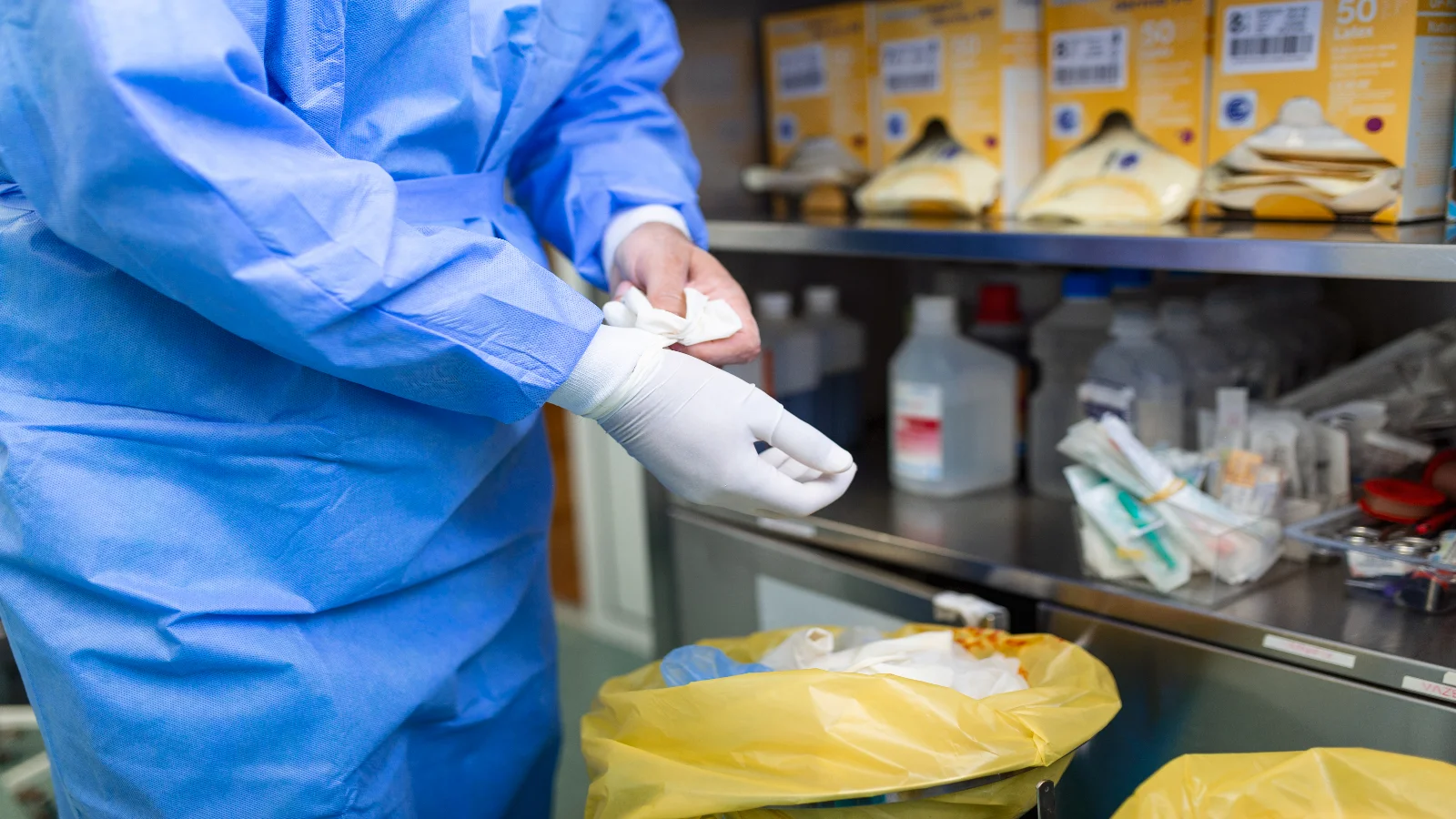 Medicamentos vencidos e resíduos separados por profissional de saúde em ambiente hospitalar