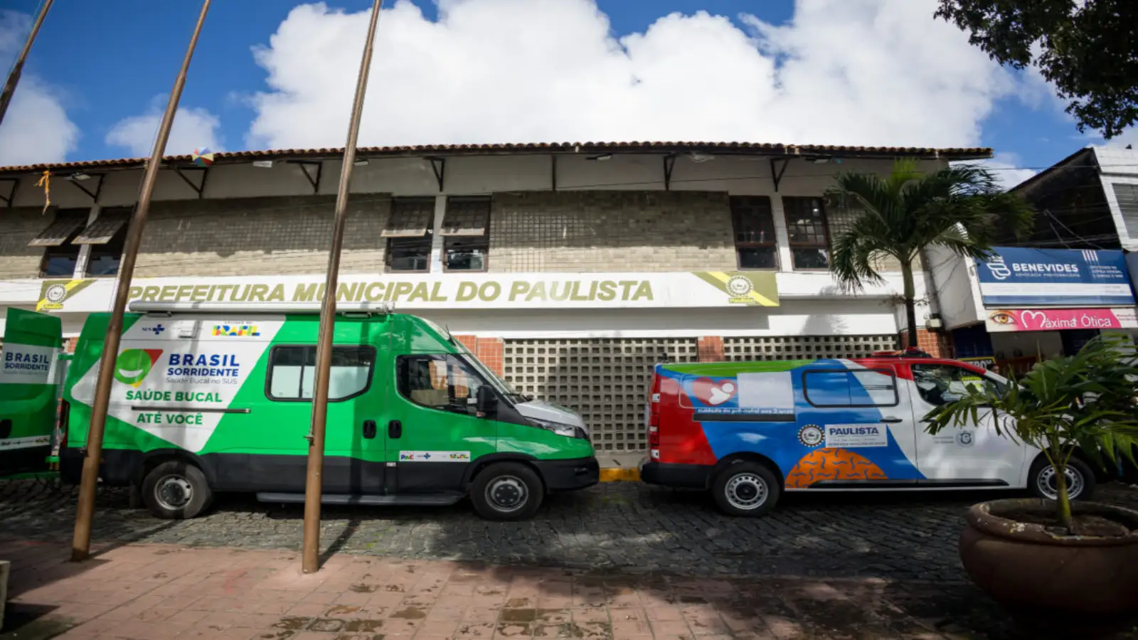 Saúde em Paulista ganha ambulância para gestantes e odontomóvel