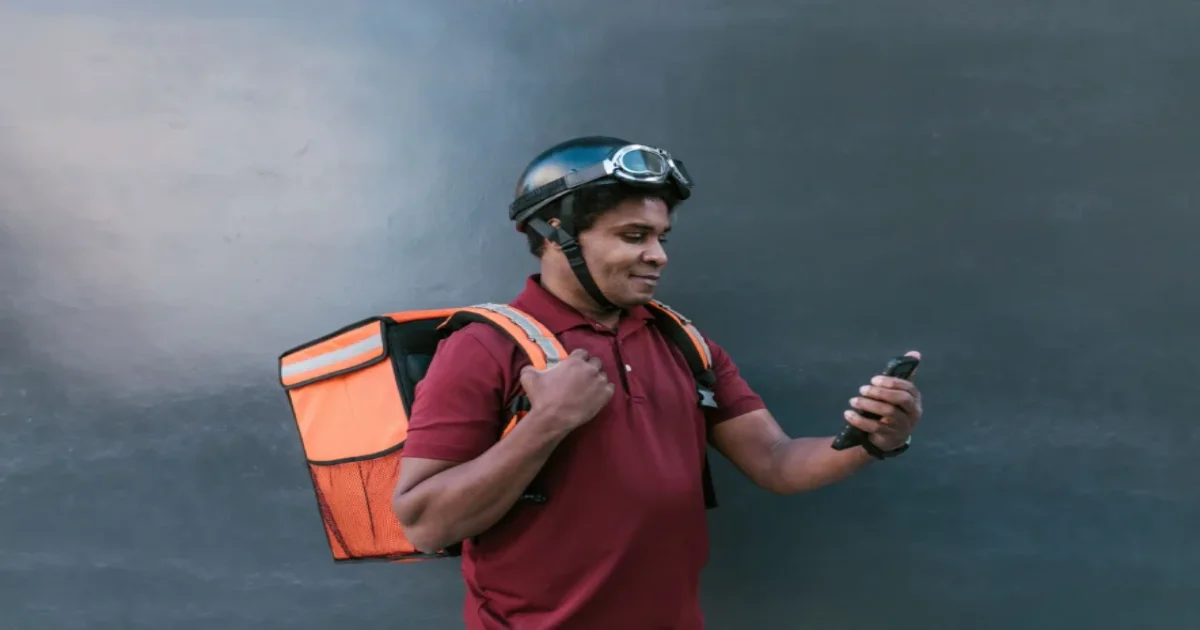 Trabalho por aplicativo muda entrada dos jovens no mercado