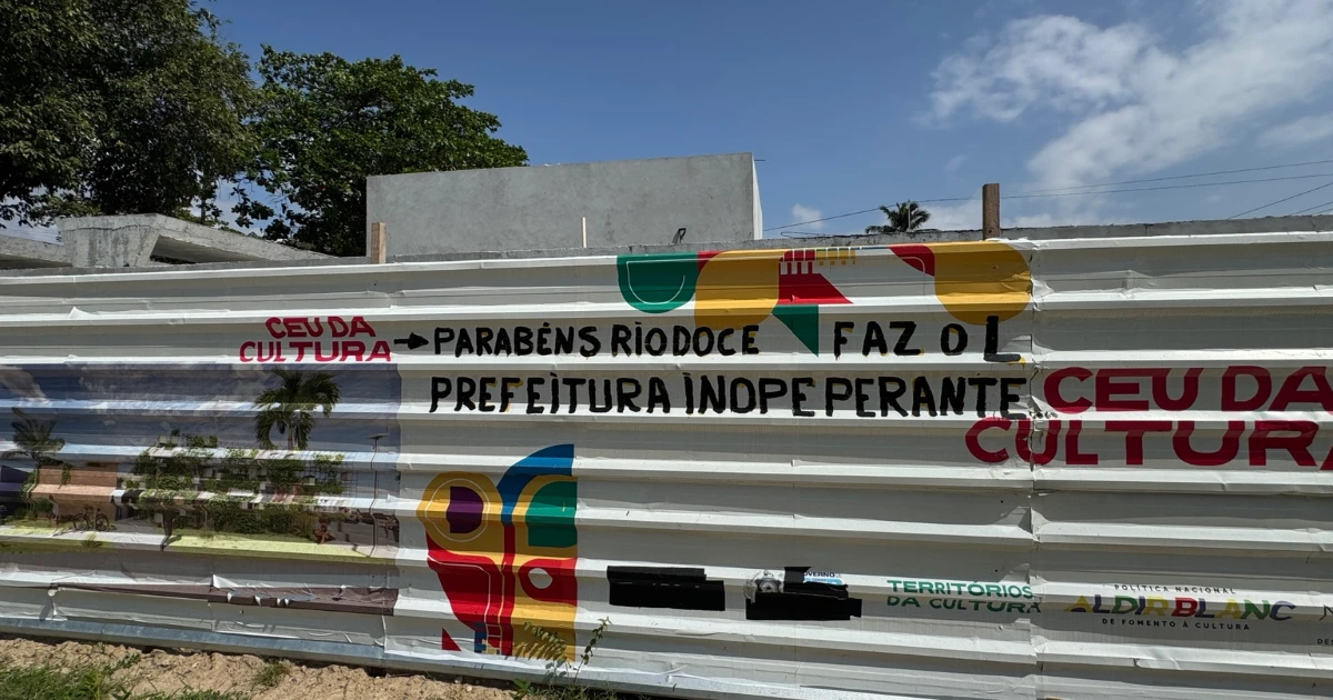 Mensagem crítica à Prefeitura de Olinda no tapume
