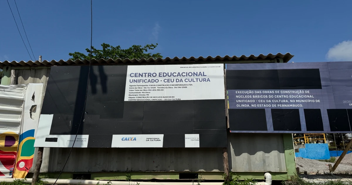 CEU da Cultura em Rio Doce com placa oficial que informa prazo de entrega, valor da obra e localização em Olinda