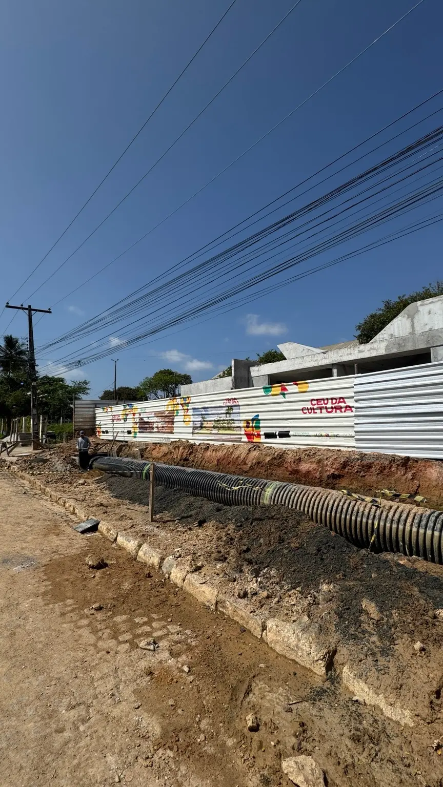 CEU da Cultura em Rio Doce com escavação e tubulações no canteiro de obras