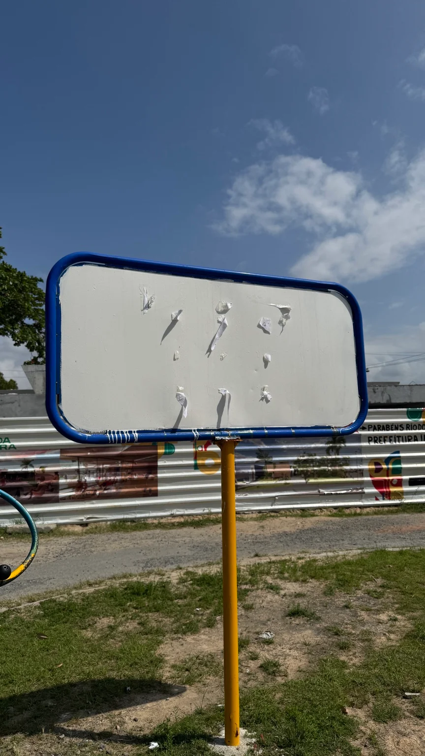 Suporte vazio onde havia cartaz na área da Vila Olímpica