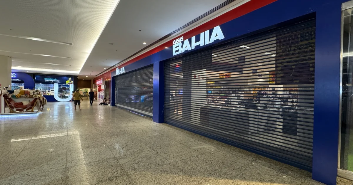 Crise das Casas Bahia em imagem ampla da loja registrada fechada no Shopping Patteo