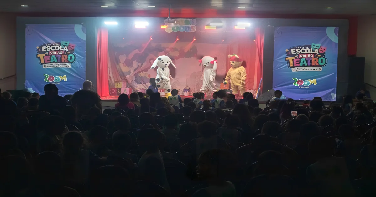 Escola Vai ao Teatro mostra estudantes de Abreu e Lima assistindo a apresentação no Recife