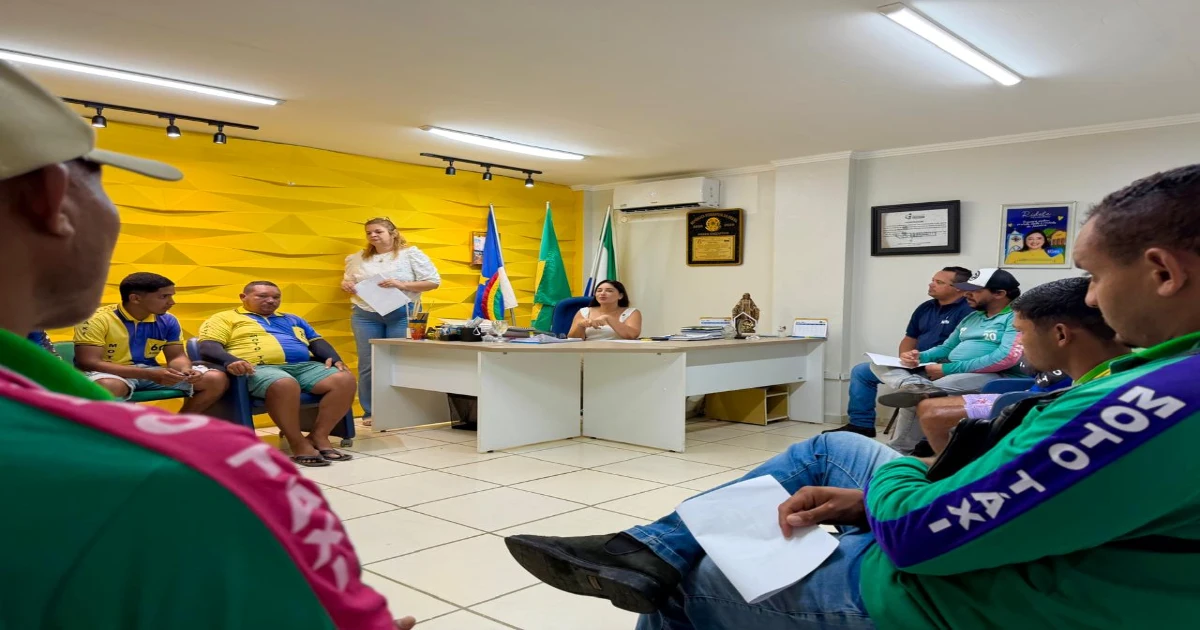 Mototaxistas de Jaqueira durante reunião sobre o programa municipal de incentivo