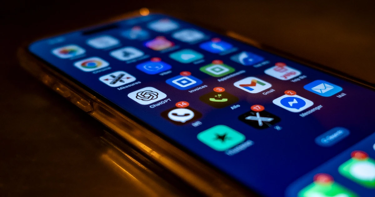Propaganda eleitoral 2026 em smartphone com aplicativos e redes sociais