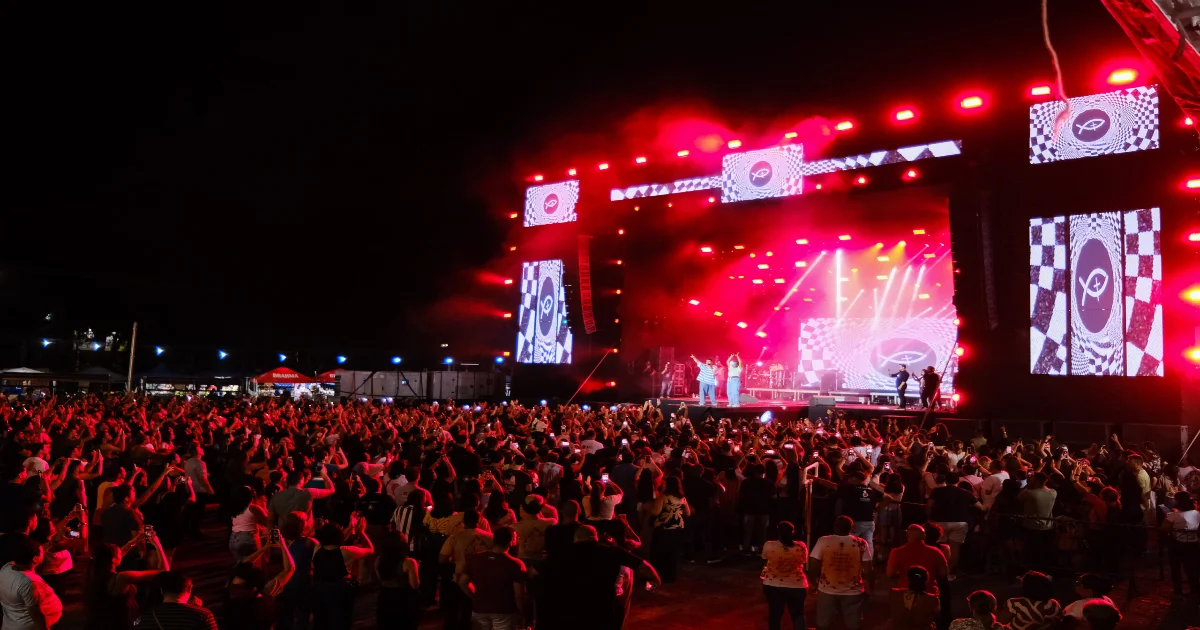 Público acompanha show na Praça João Pessoa
