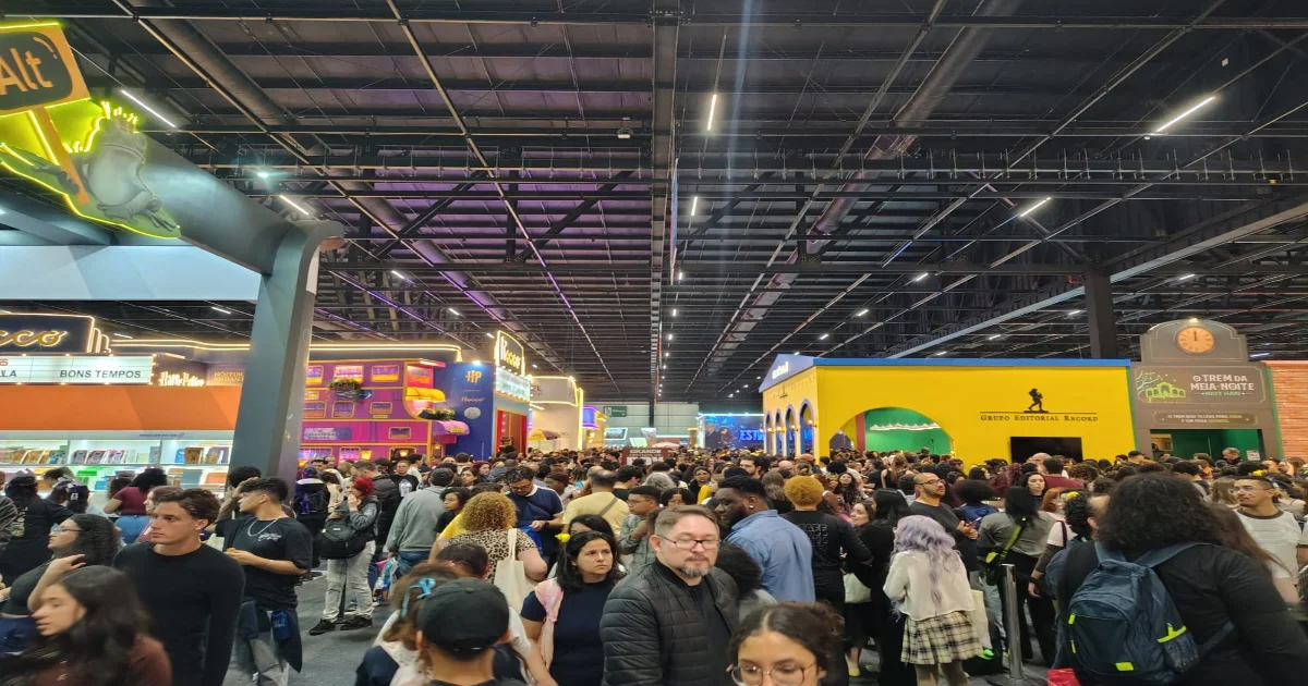 Bienal do Livro de SP tem corredores cheios e presença pernambucana
