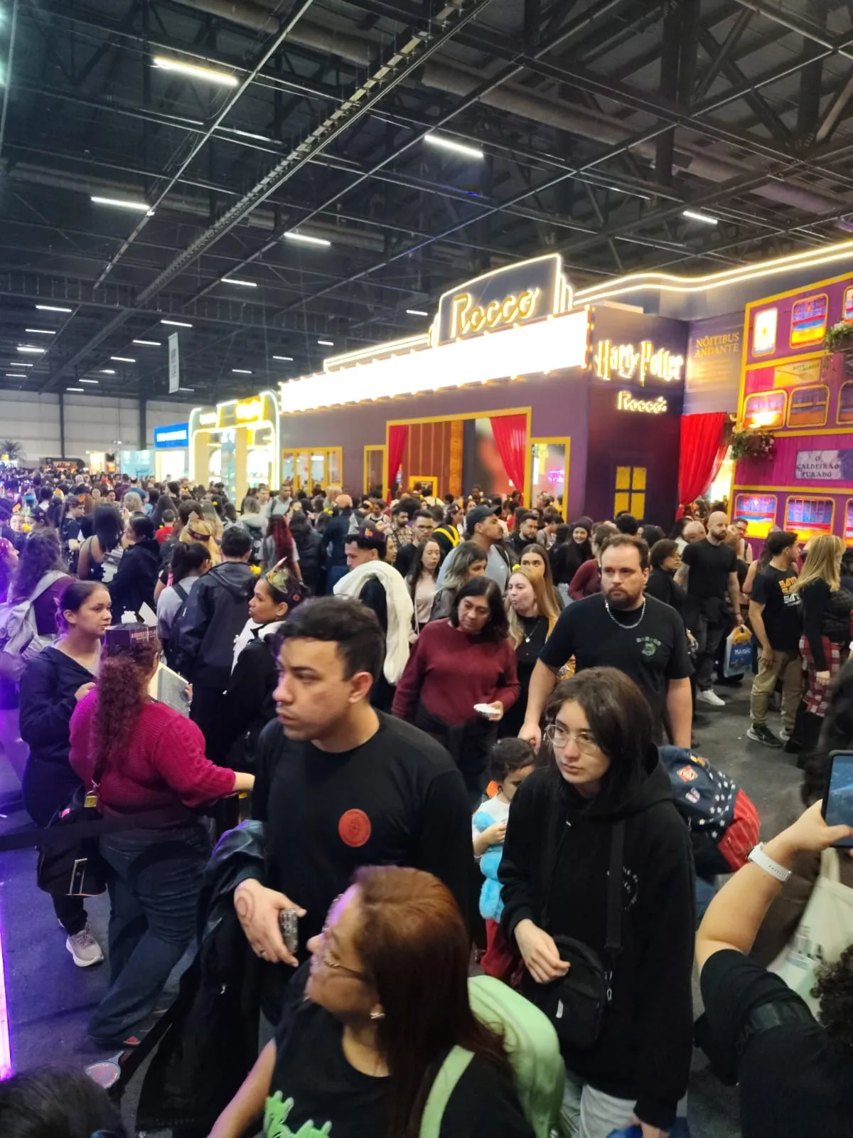 Bienal do Livro com visitantes circulando entre estandes no Anhembi