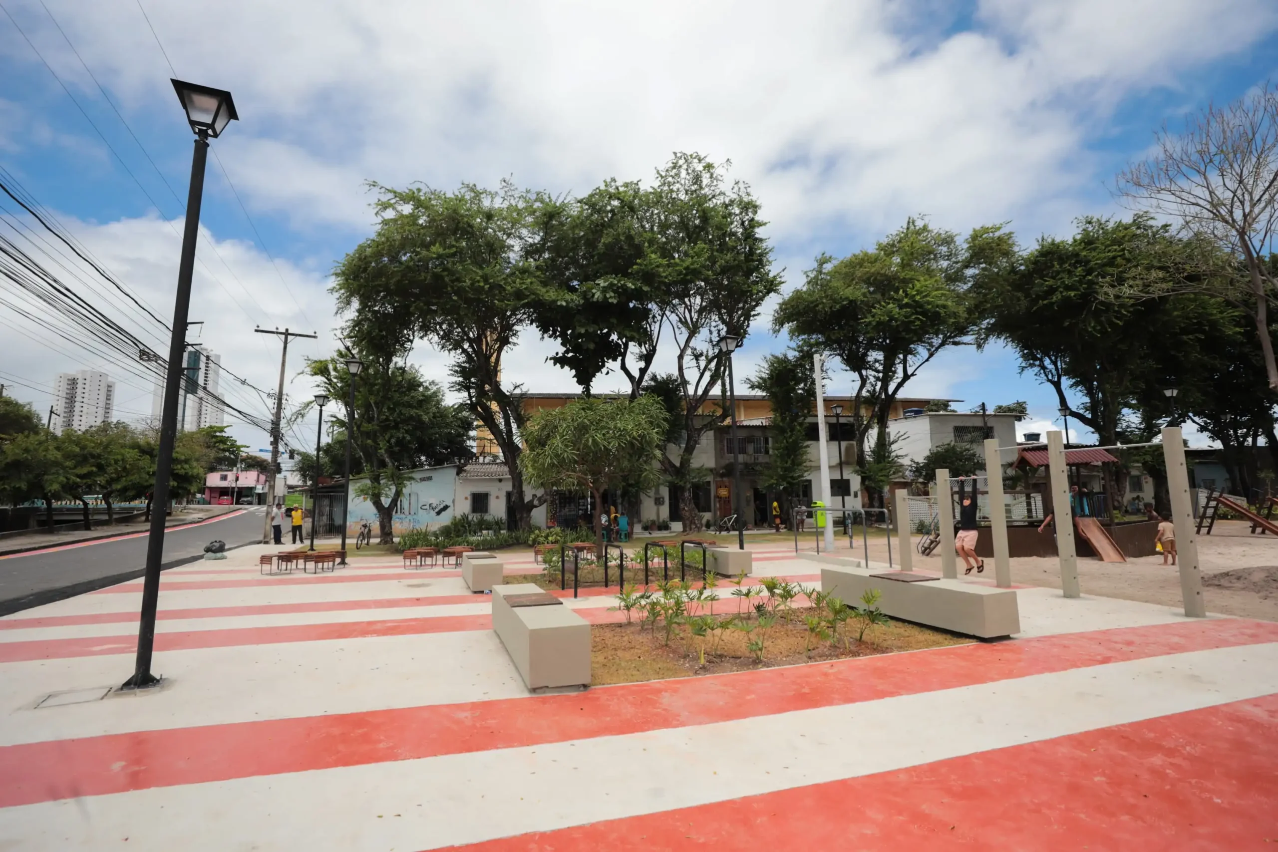 Praça Cosme Viana com novos passeios e áreas de convivência em Afogados
