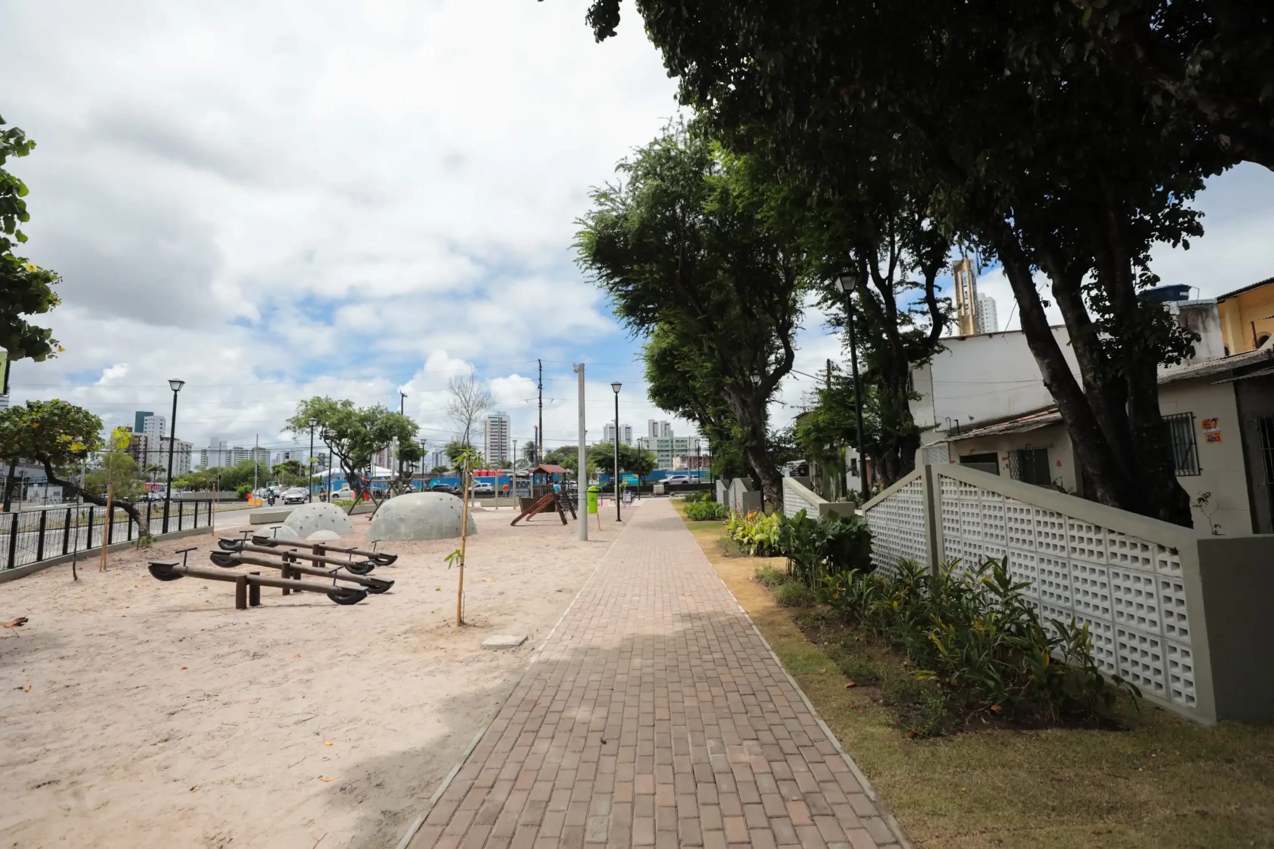 Praça Cosme Viana com passeio requalificado e arborização em Afogados