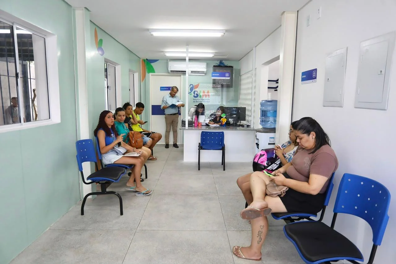 Usuários na área interna de acolhimento