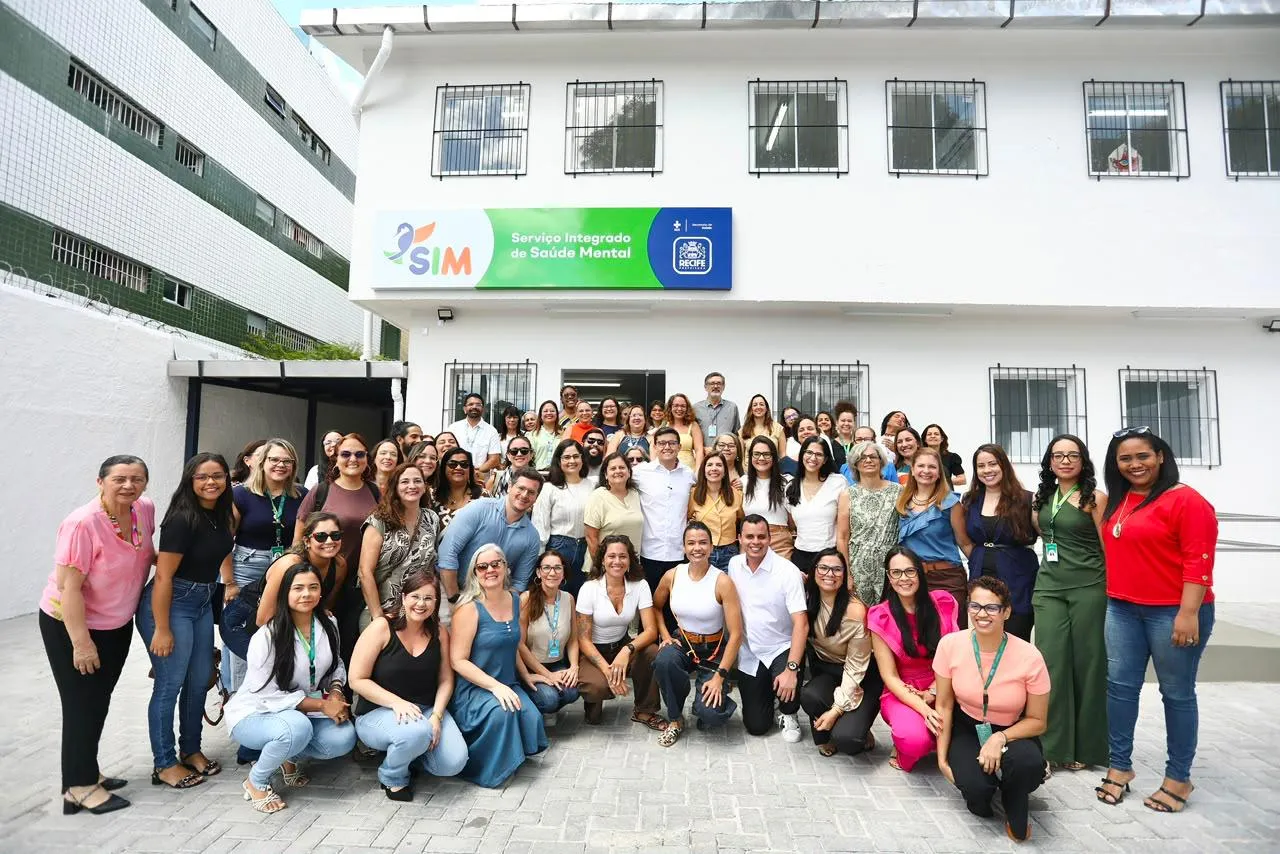 SIM Casa Amarela com equipe reunida em frente à nova unidade