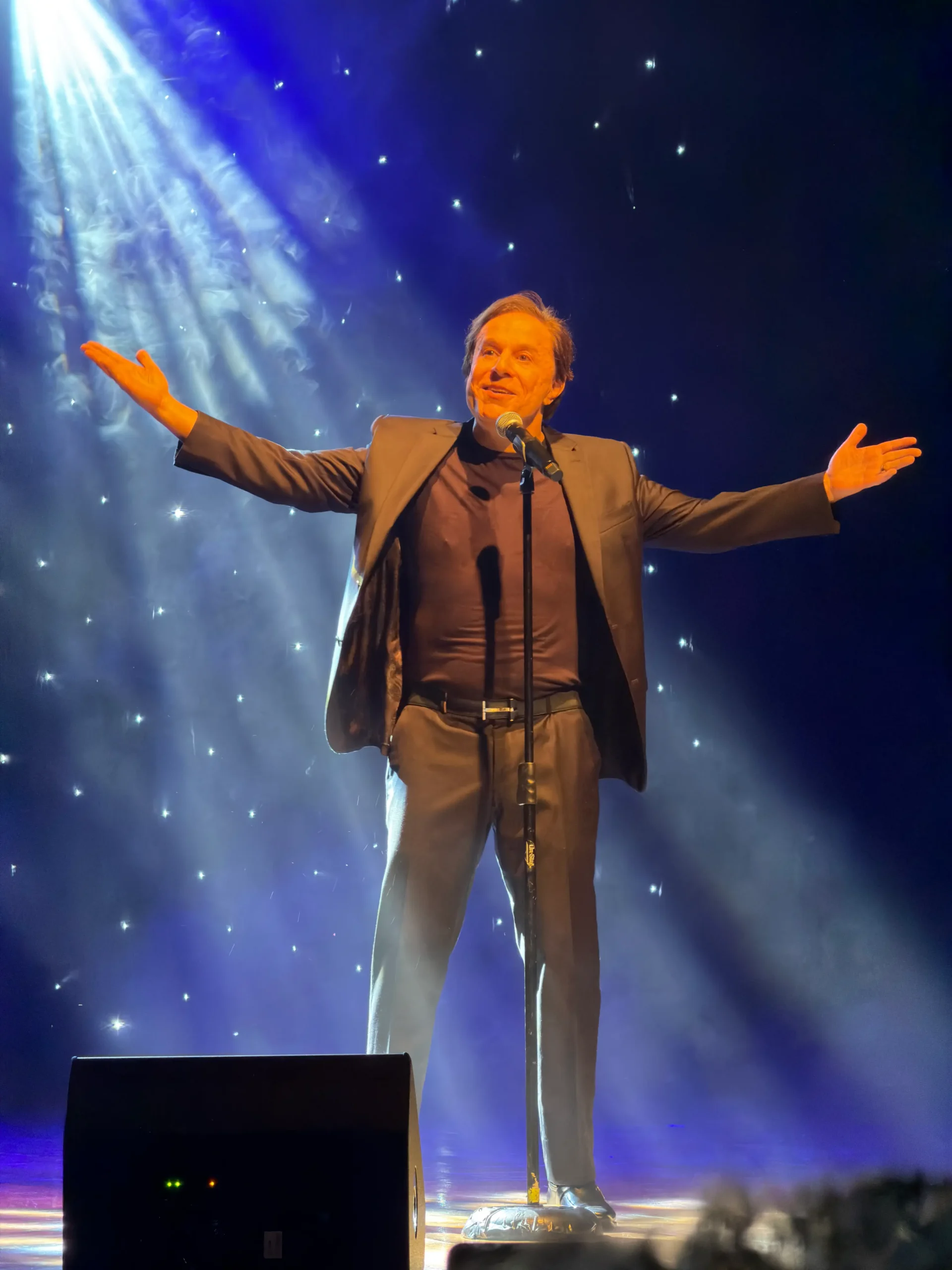 Tom Cavalcante em Pernambuco durante apresentação do espetáculo O Tom Tá ON