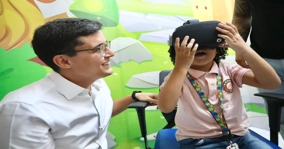 Vacinação com realidade virtual: criança conhece equipamento usado durante a imunização